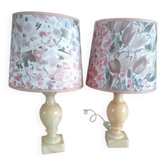2 bedside lamps