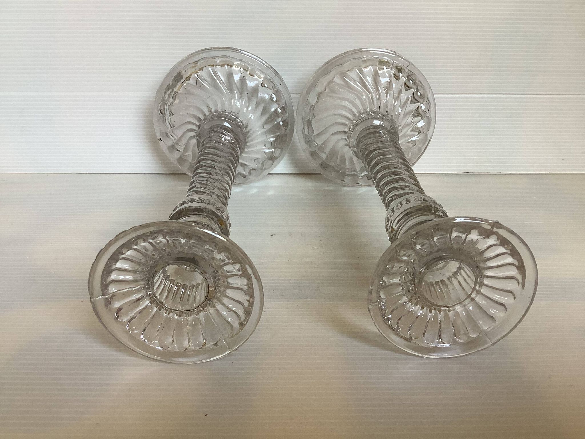 Paire d’anciens bougeoirs verre moulé