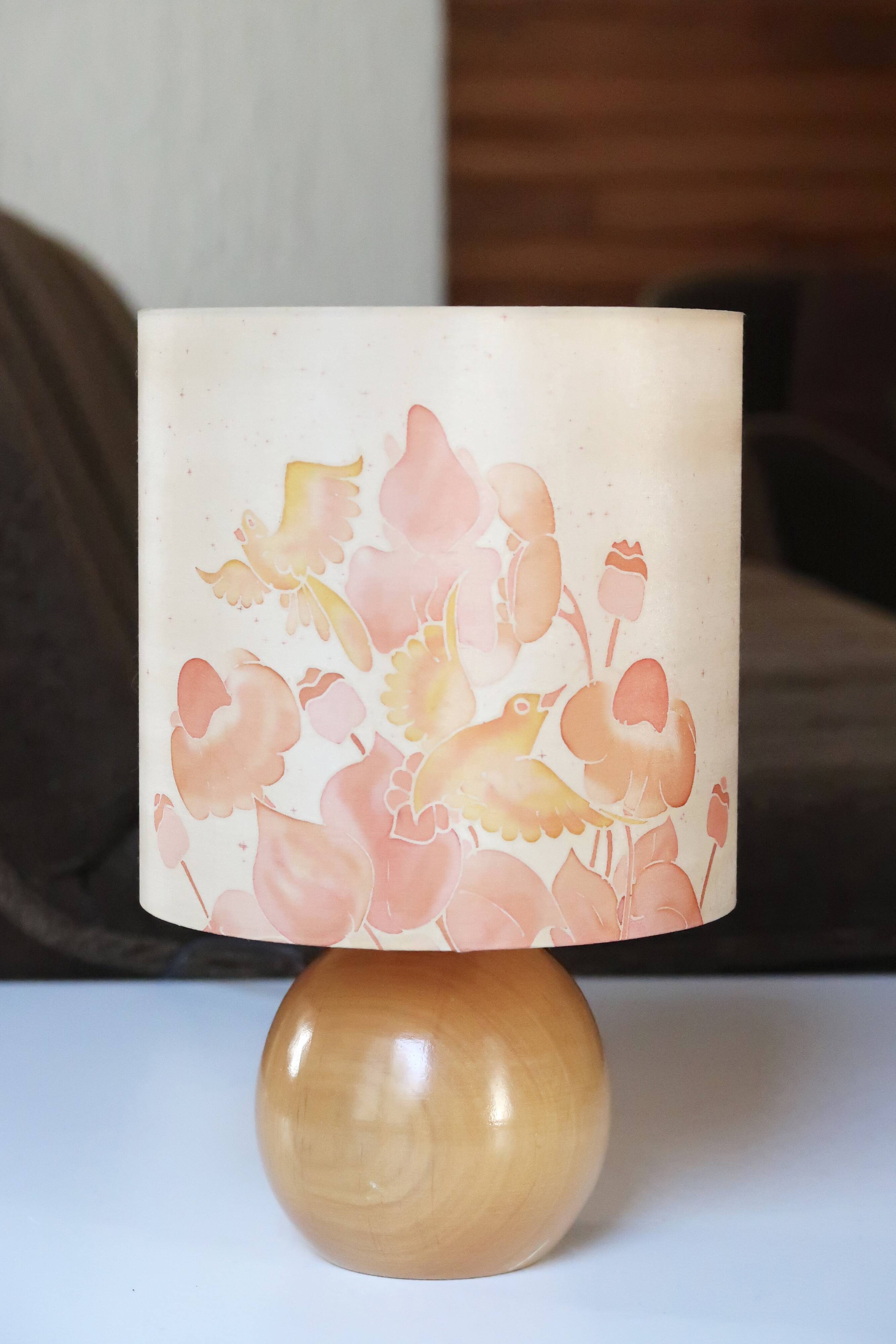 Lampe en bois blond, abat jour soie, années 70