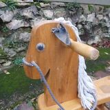 Cheval à bascule en bois
