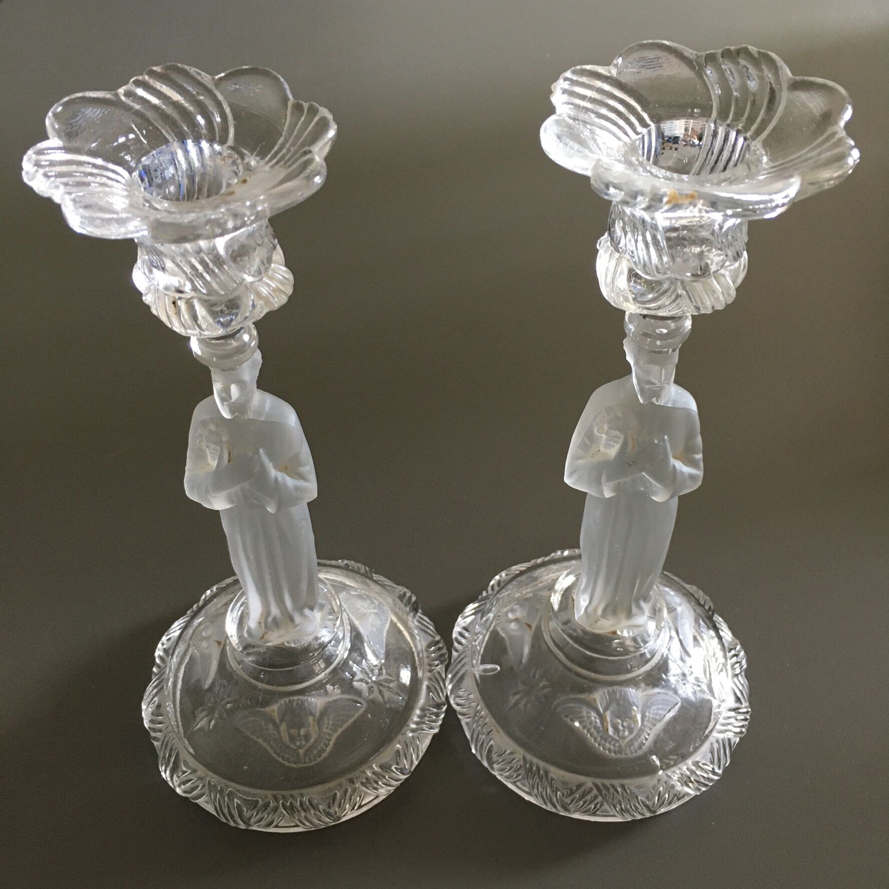 Paire de bougeoirs personnages en verre