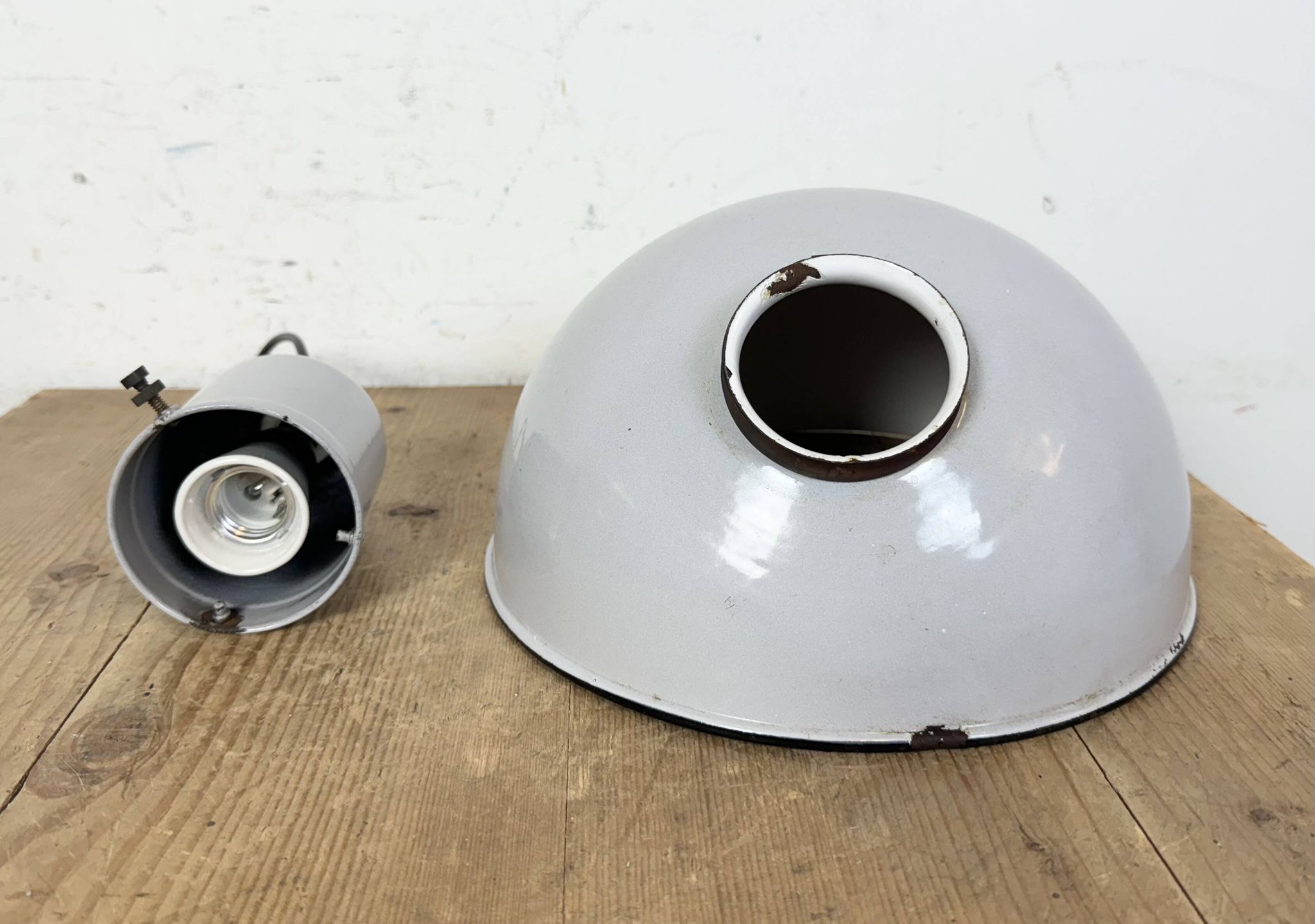 Lampe à suspension industrielle en émail gris, années 1960
