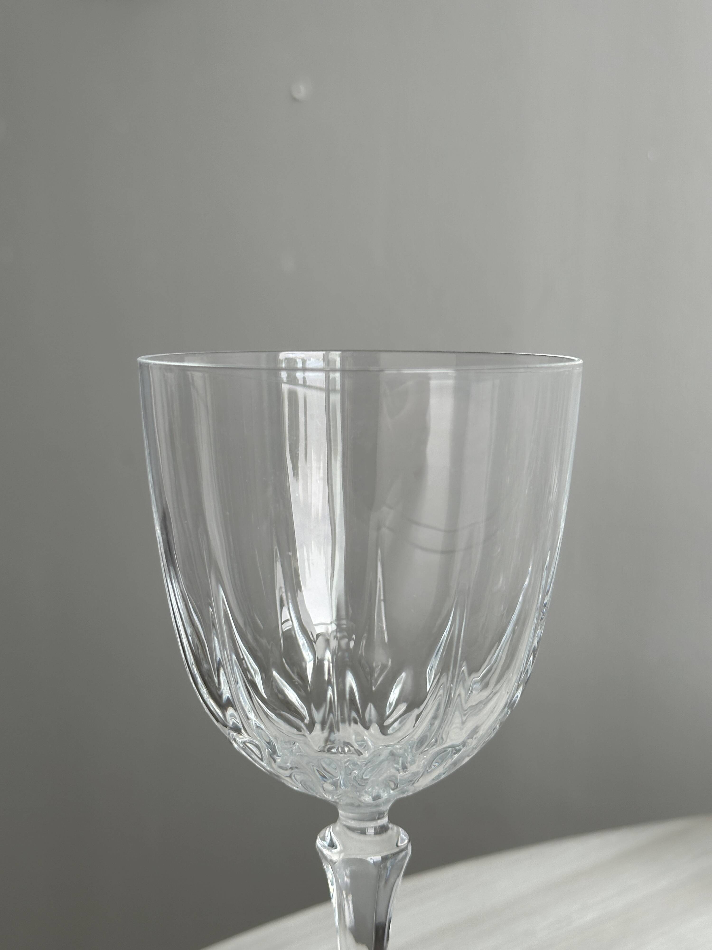 5 grands verres à vin / eau en cristal.
