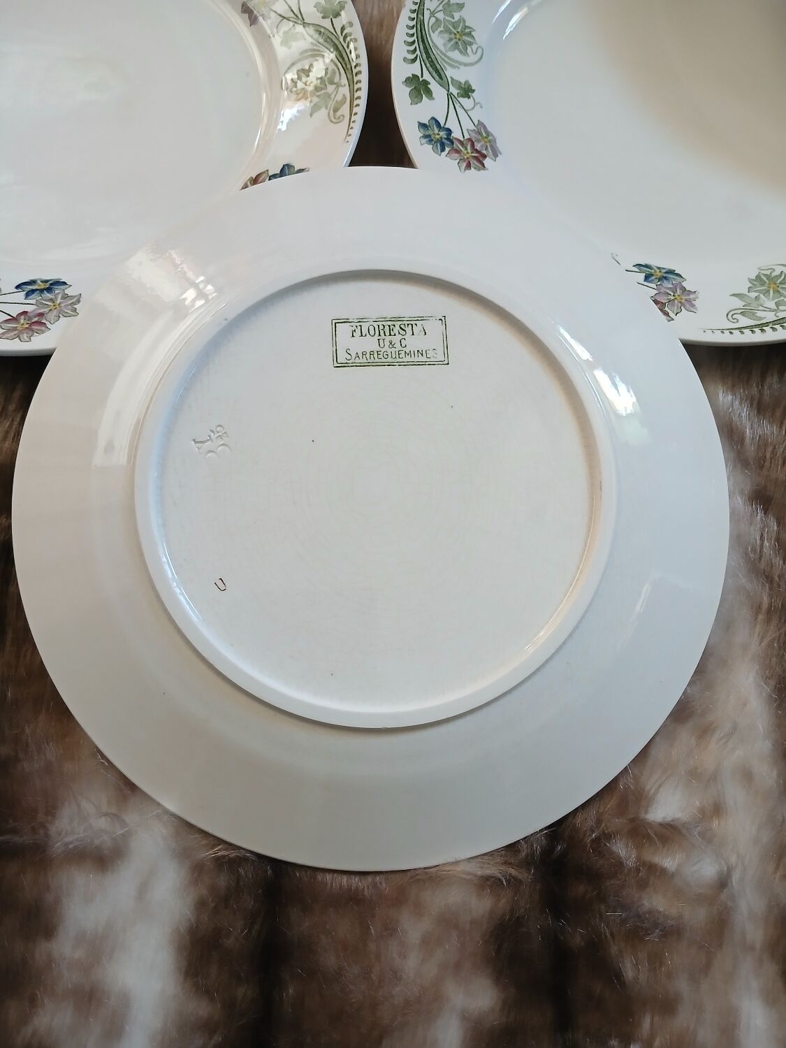 23 assiettes + plat anciens U&C Sarreguemines