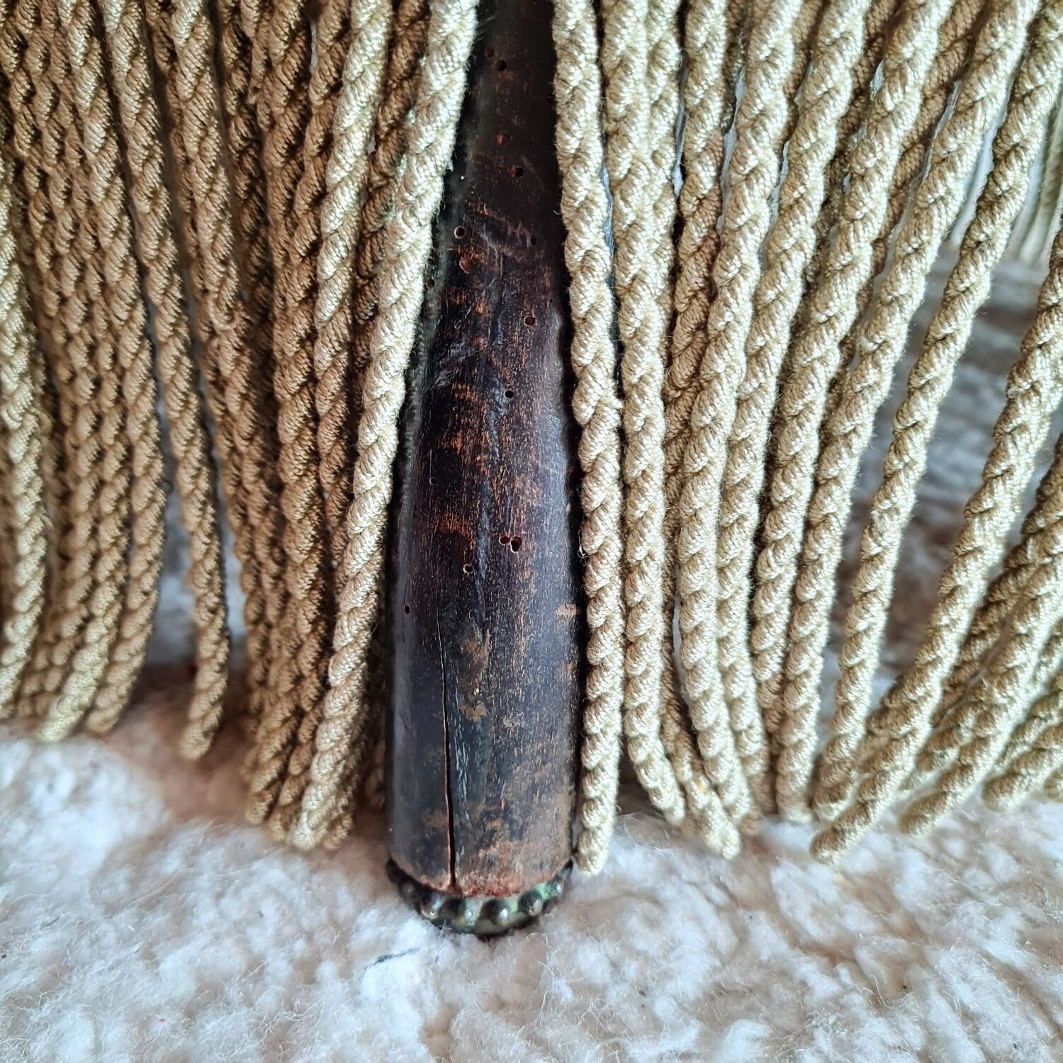 Green velvet toad armchair with fringes