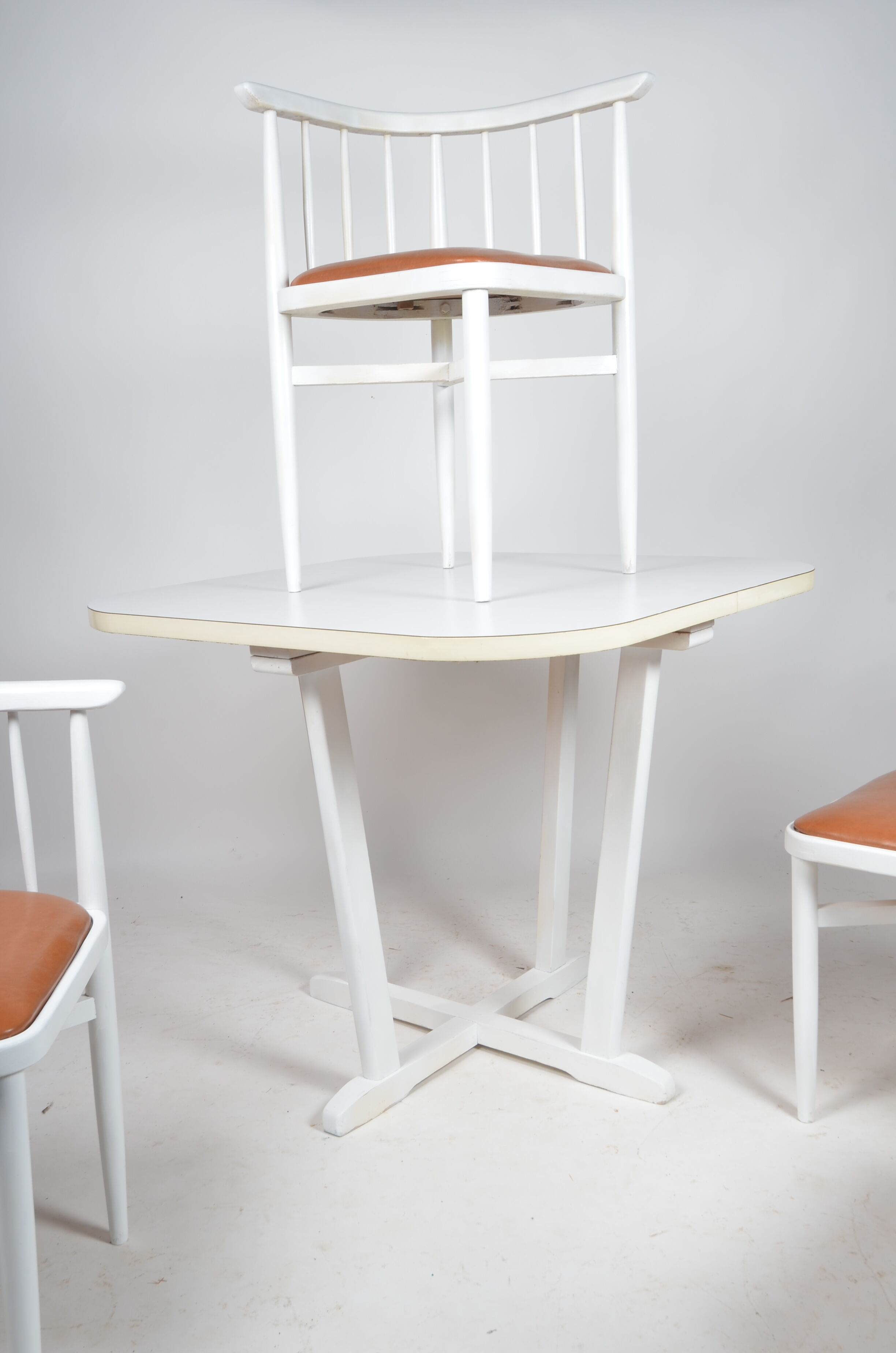 Dining table set and 4 Thonet chairs