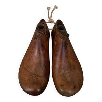 Pair of old children's wooden shoe trees from the early 20th century with original patina