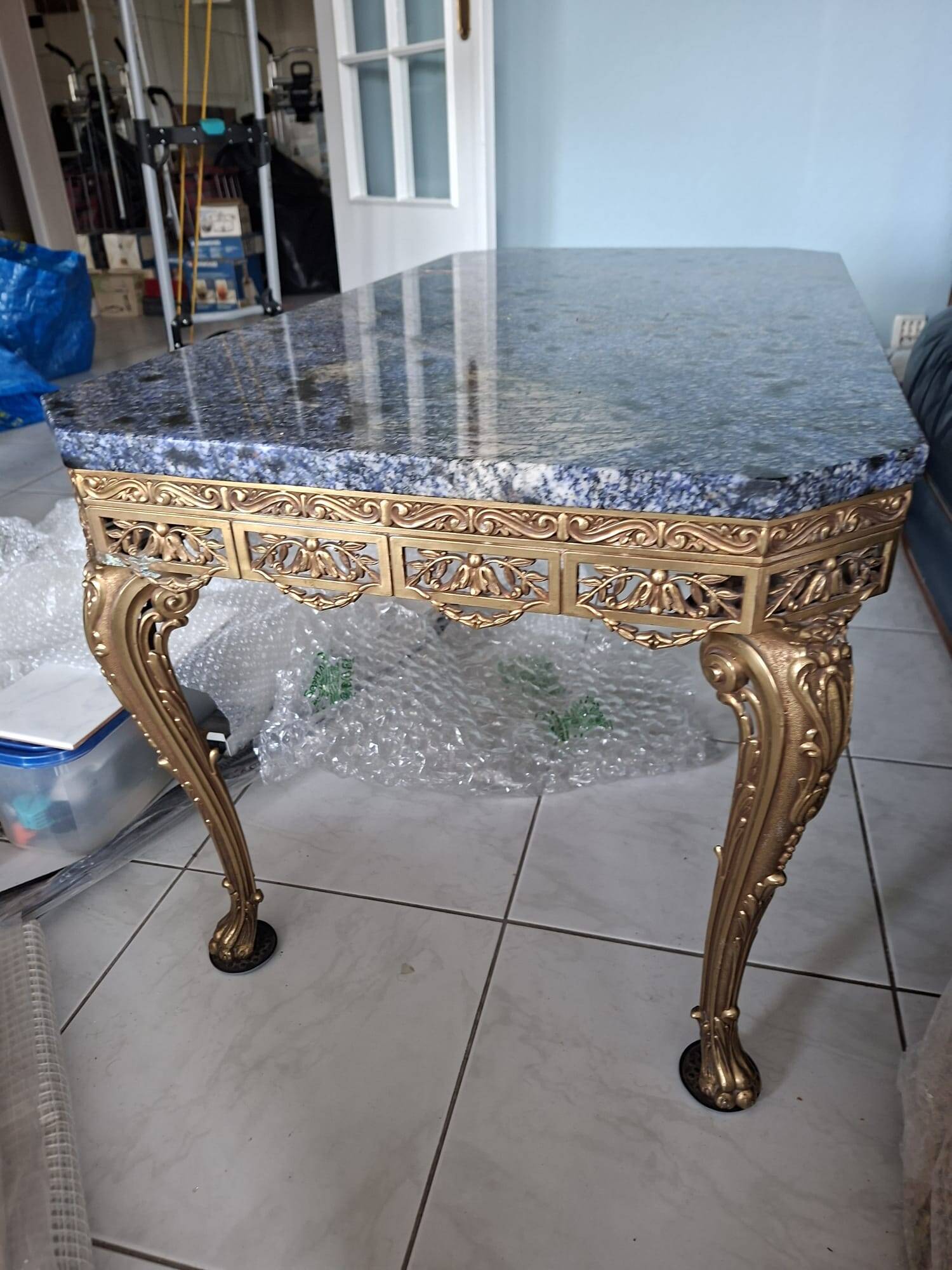 Louis XV coffee table in gilded bronze with a blue marble top (105x55 cm)