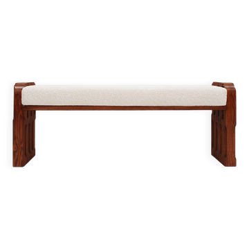 Banc en chêne sculptural de style brutaliste avec supports et rembourrage en bouclé ivoire.