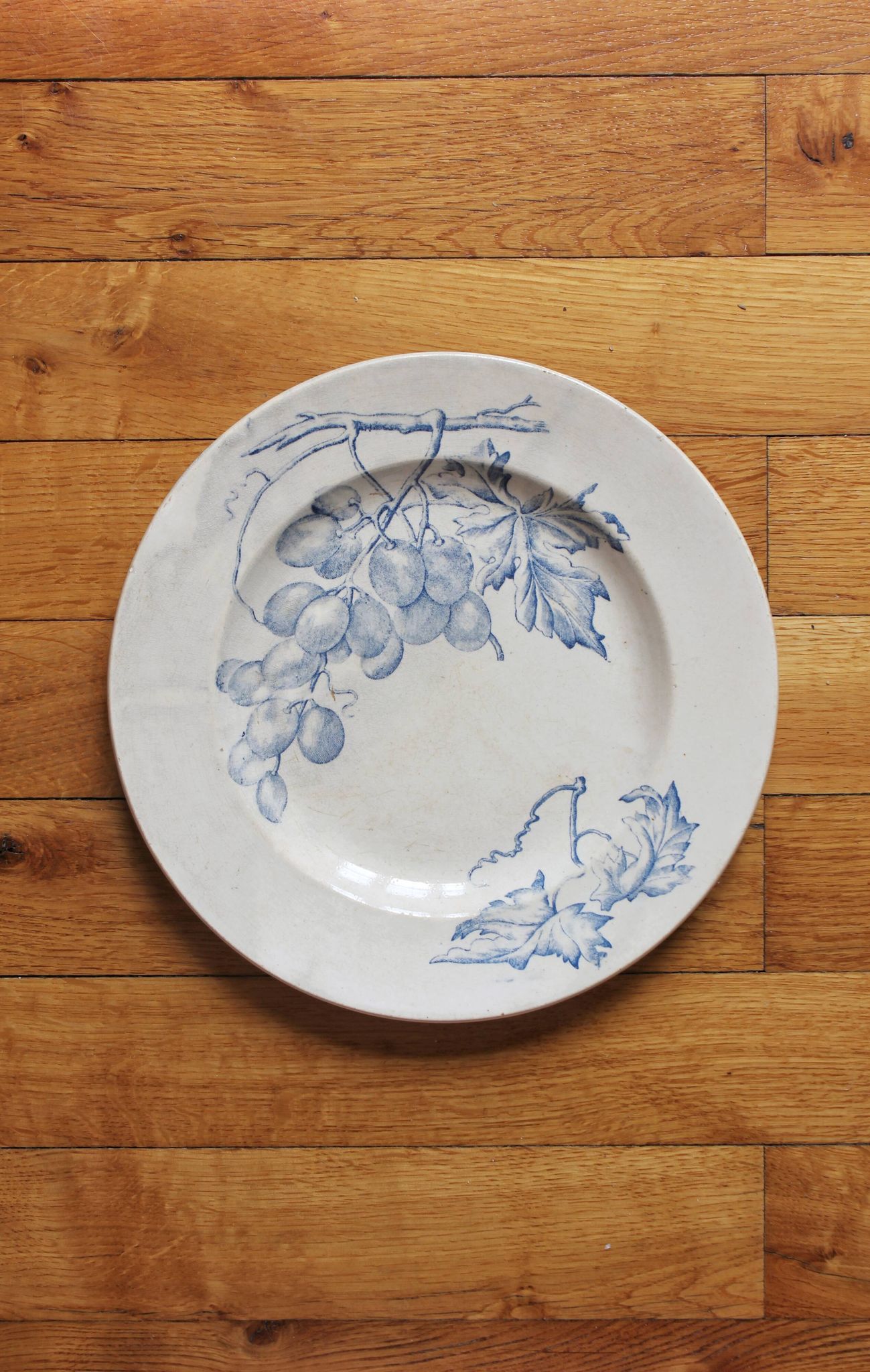 Plat rond en terre de fer décor de vignes et raisins, fin XIXe début XXe