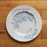 Plat rond en terre de fer décor de vignes et raisins, fin XIXe début XXe