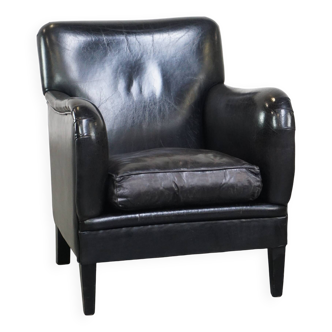 Luxurious and comfortable sheepskin armchair in a unique, stately black color