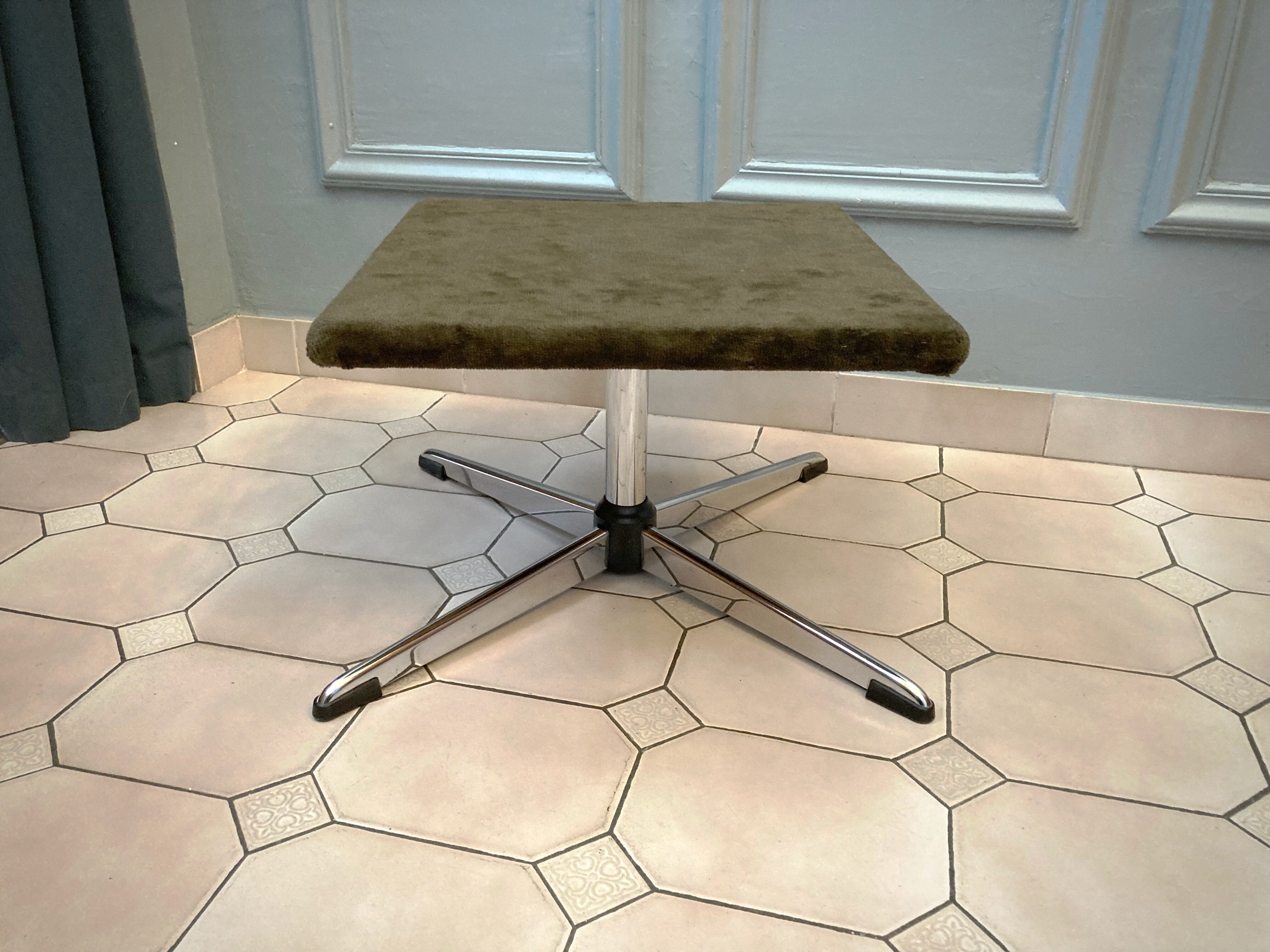 Ottoman vintage chrome and carpet