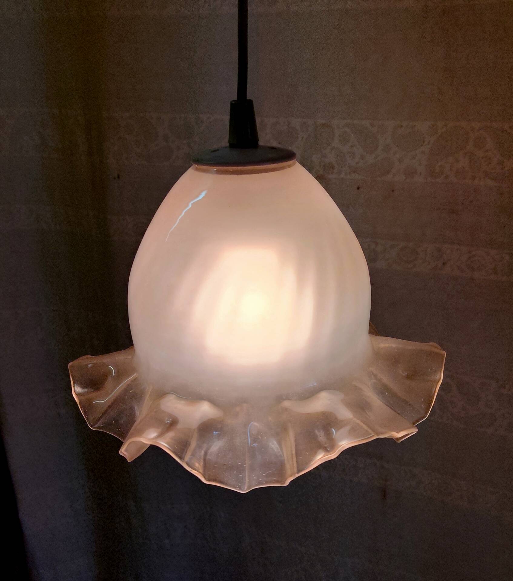 Suspension globe en verre juponné - mid. XXeme