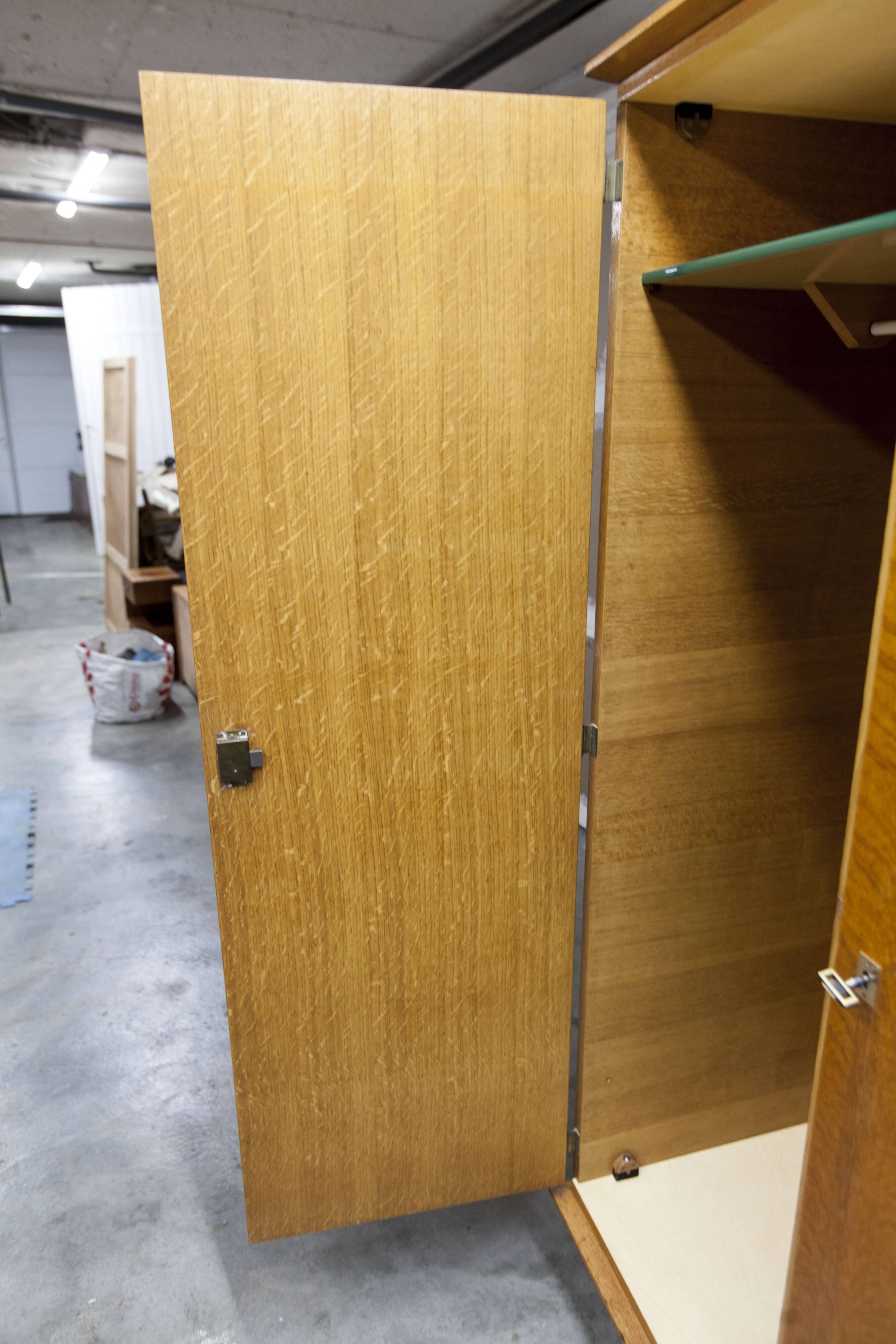 Armoire Française pieds compas 3 portes 1 miroir 27*130 et 1 t