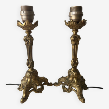 Paire de lampes tripode en bronze doré ajouré