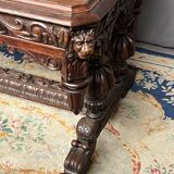 Table ancienne en chêne sculpté de style gothique flamand.