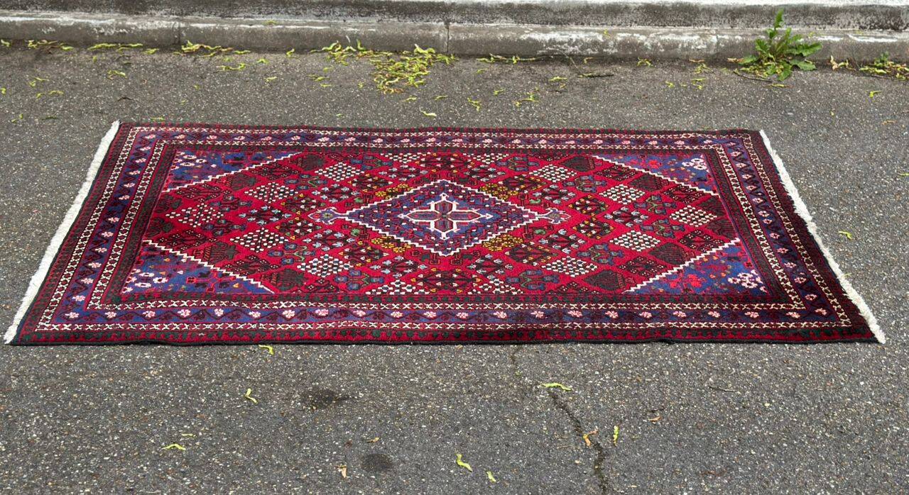 Authentic Persian carpet from Iran, hand-knotted in burgundy wool, 130x210cm.