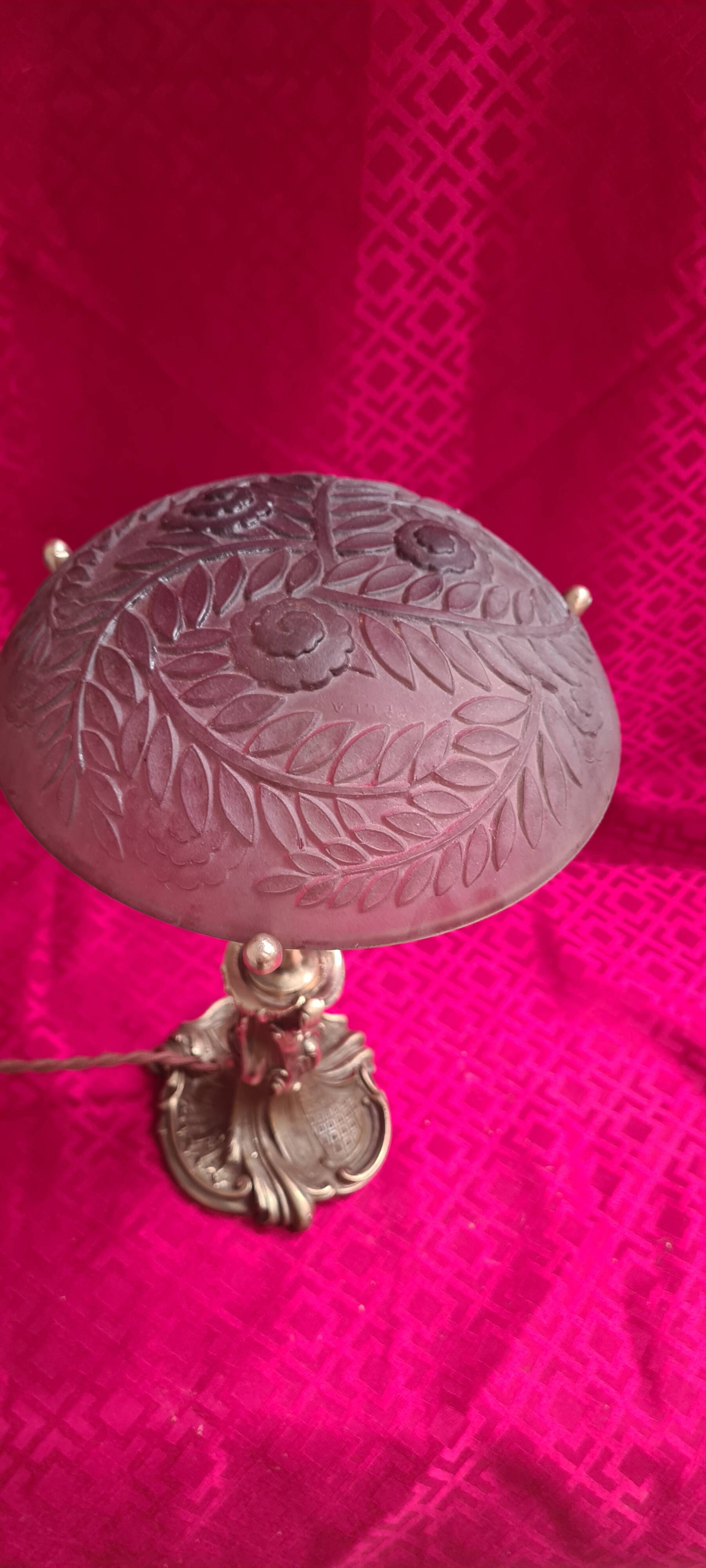 Louis XV bronze lamp rocaille style 34x25, molded glass lampshade signed Stella