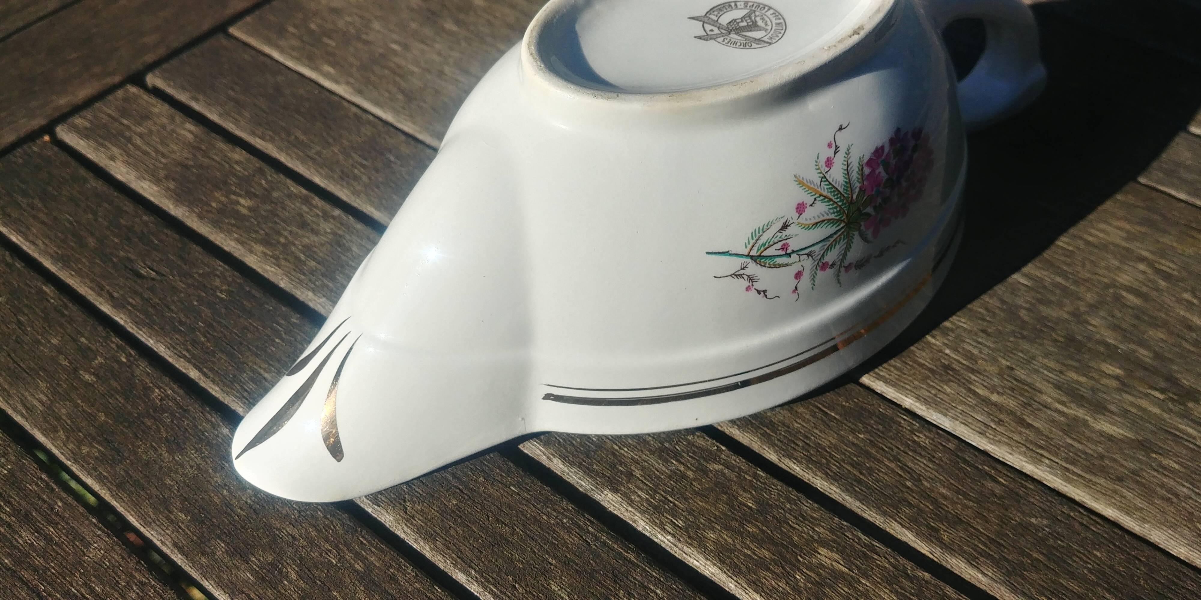 Porcelain gravy boat from the Orchies Moulin des Loups earthenware factory with lilac decoration