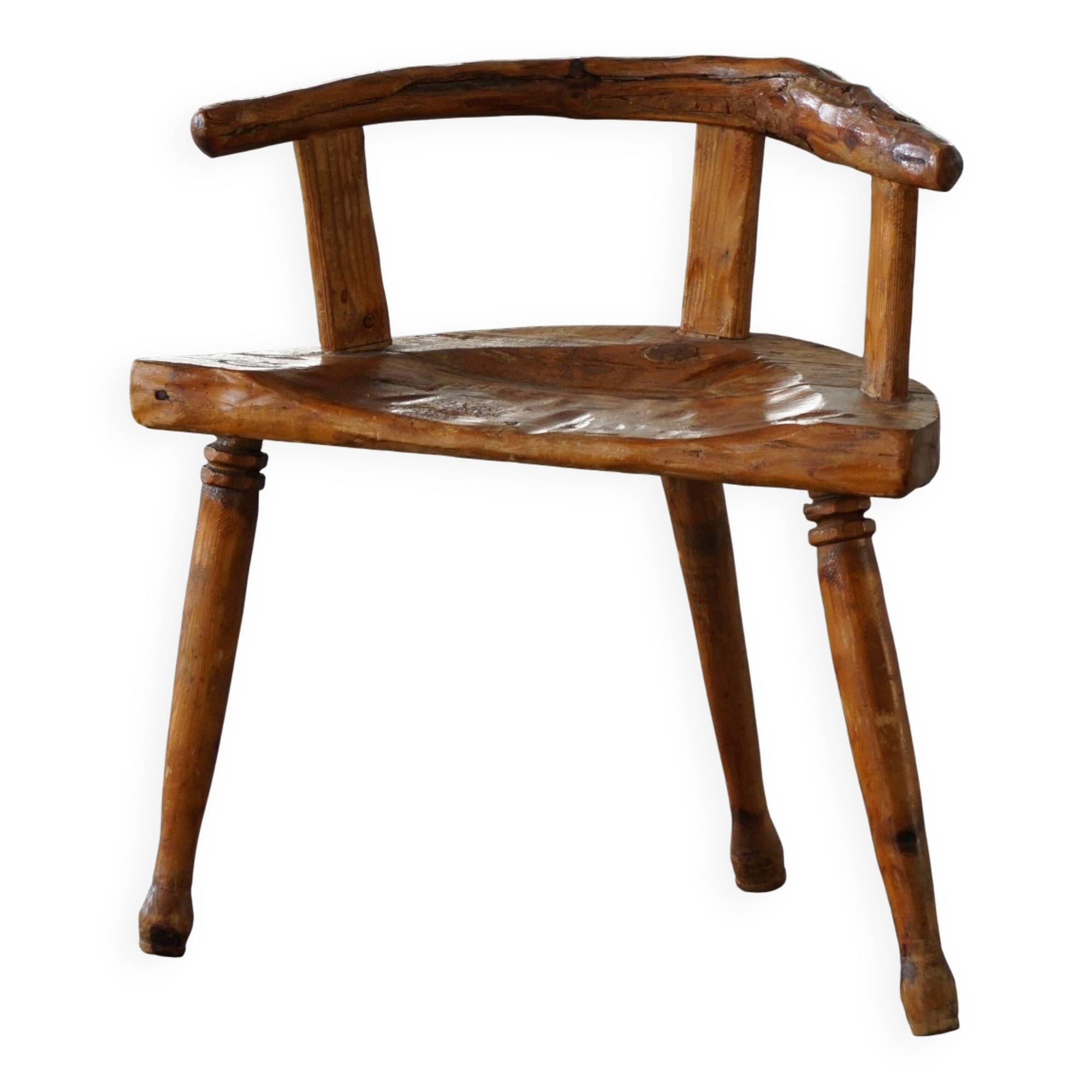 Chaise scandinave folk art trois pieds en pin du début du XXe siècle, wabi sabi