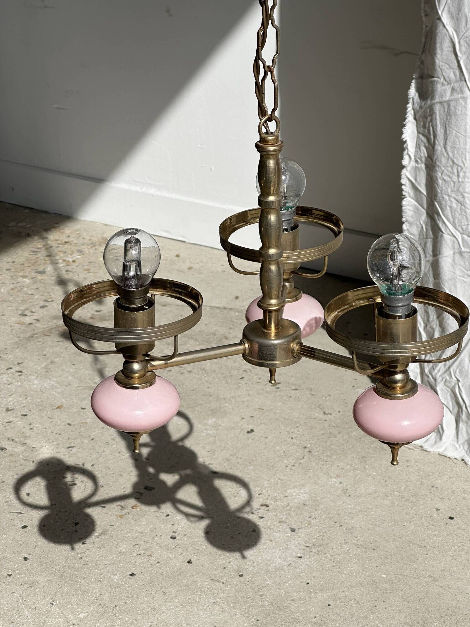 Petit lustre rose et doré à 3 bras de lumières