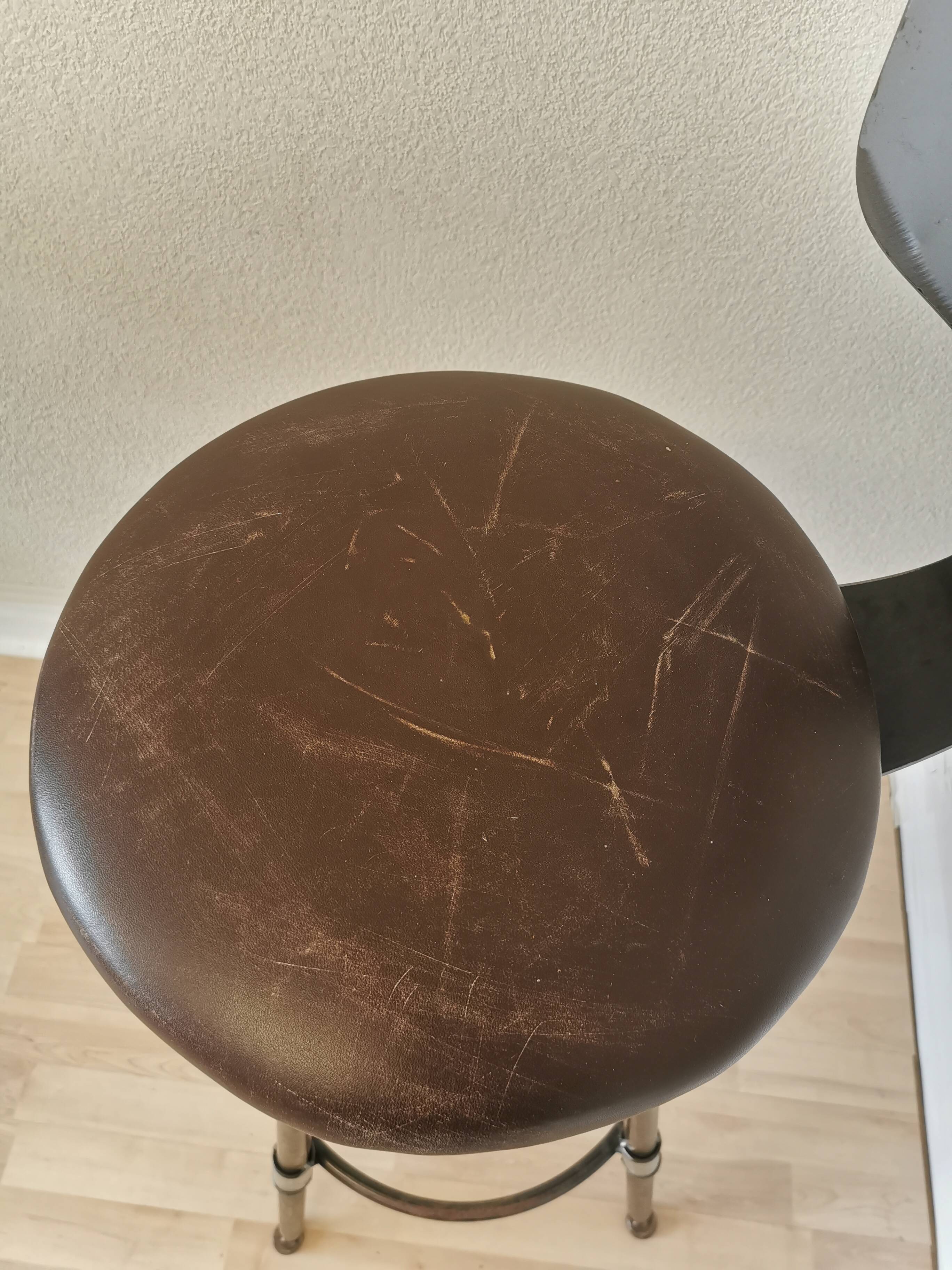 Chaise de bar vintage en métal faite à la main : siège pivotant en cuir à hauteur réglable