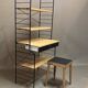 Bibliothèque modulable et tabouret en métal noir et hêtre, 1960