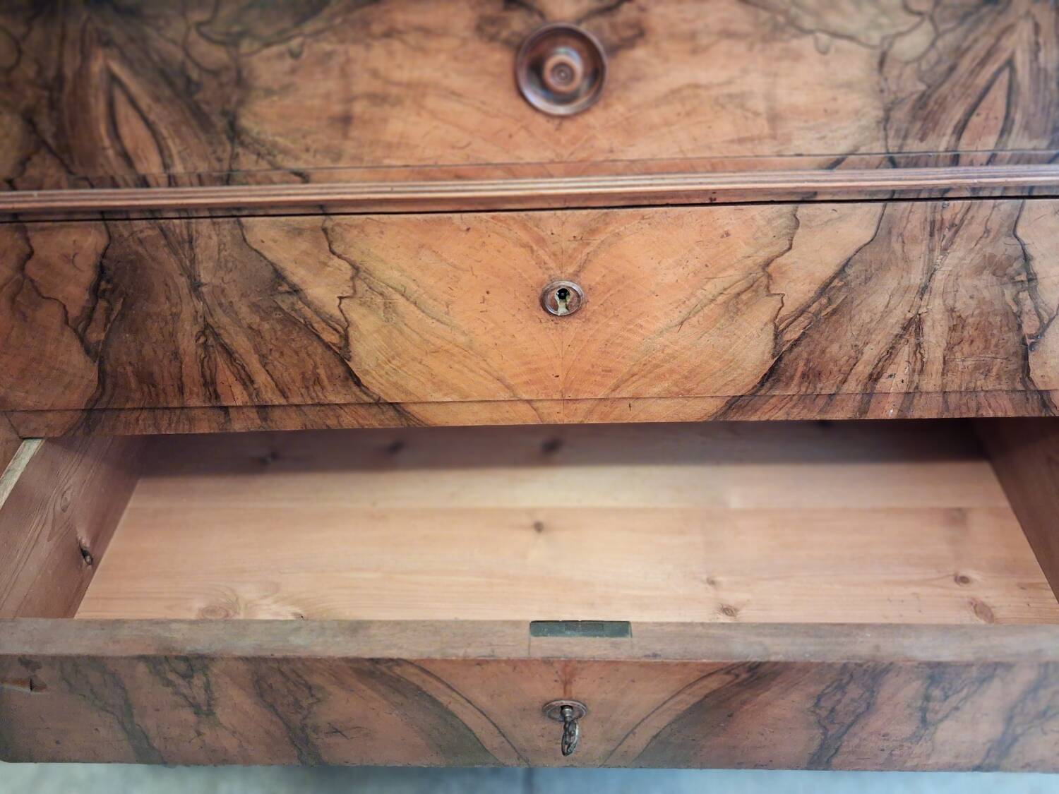 Commode en ronce de noyer