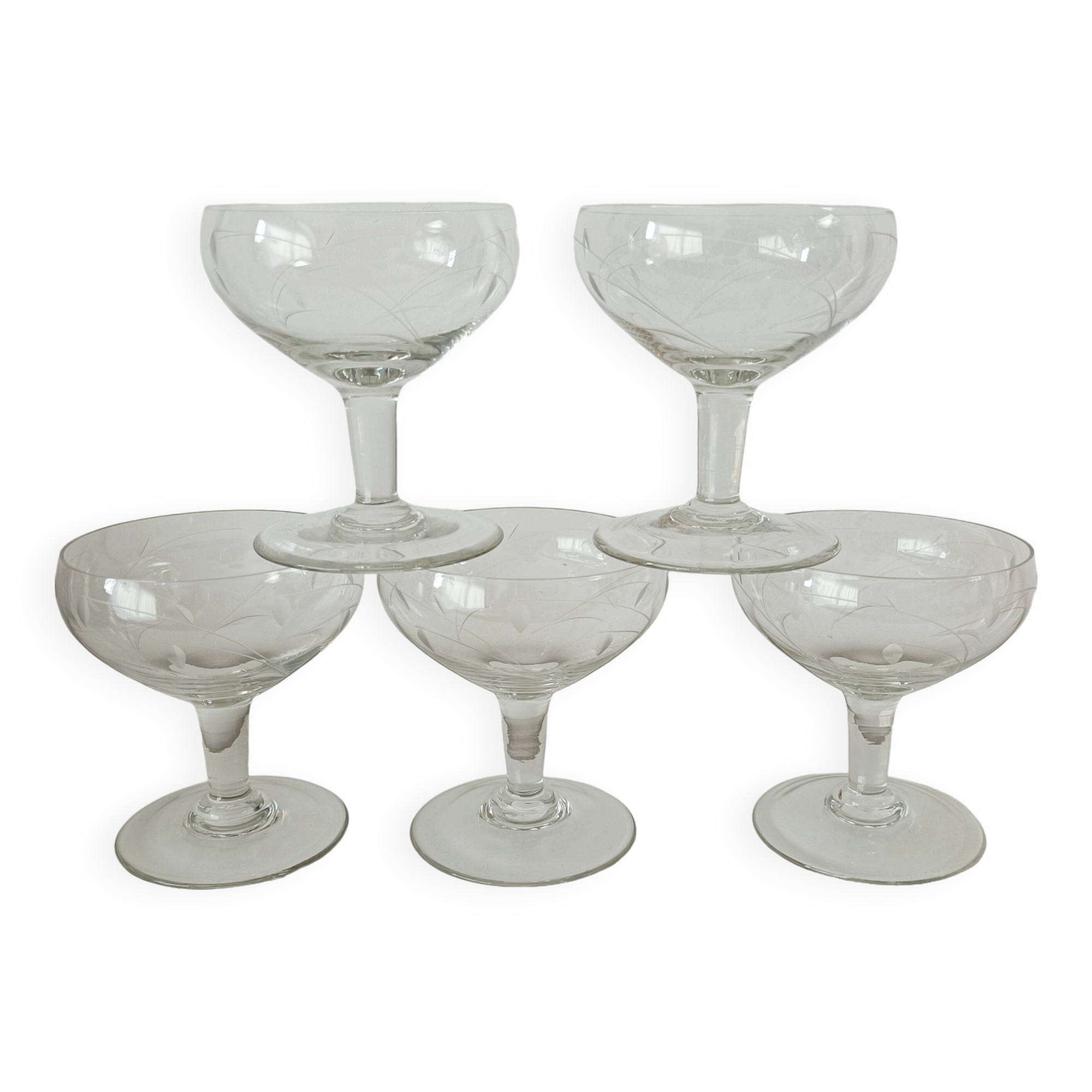 Lot de 5 coupes à champagne en verre gravé feuillage