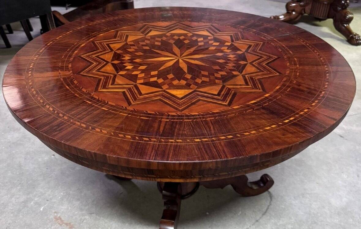 Round "Sorrentino" gueridon inlaid with a rosette design.