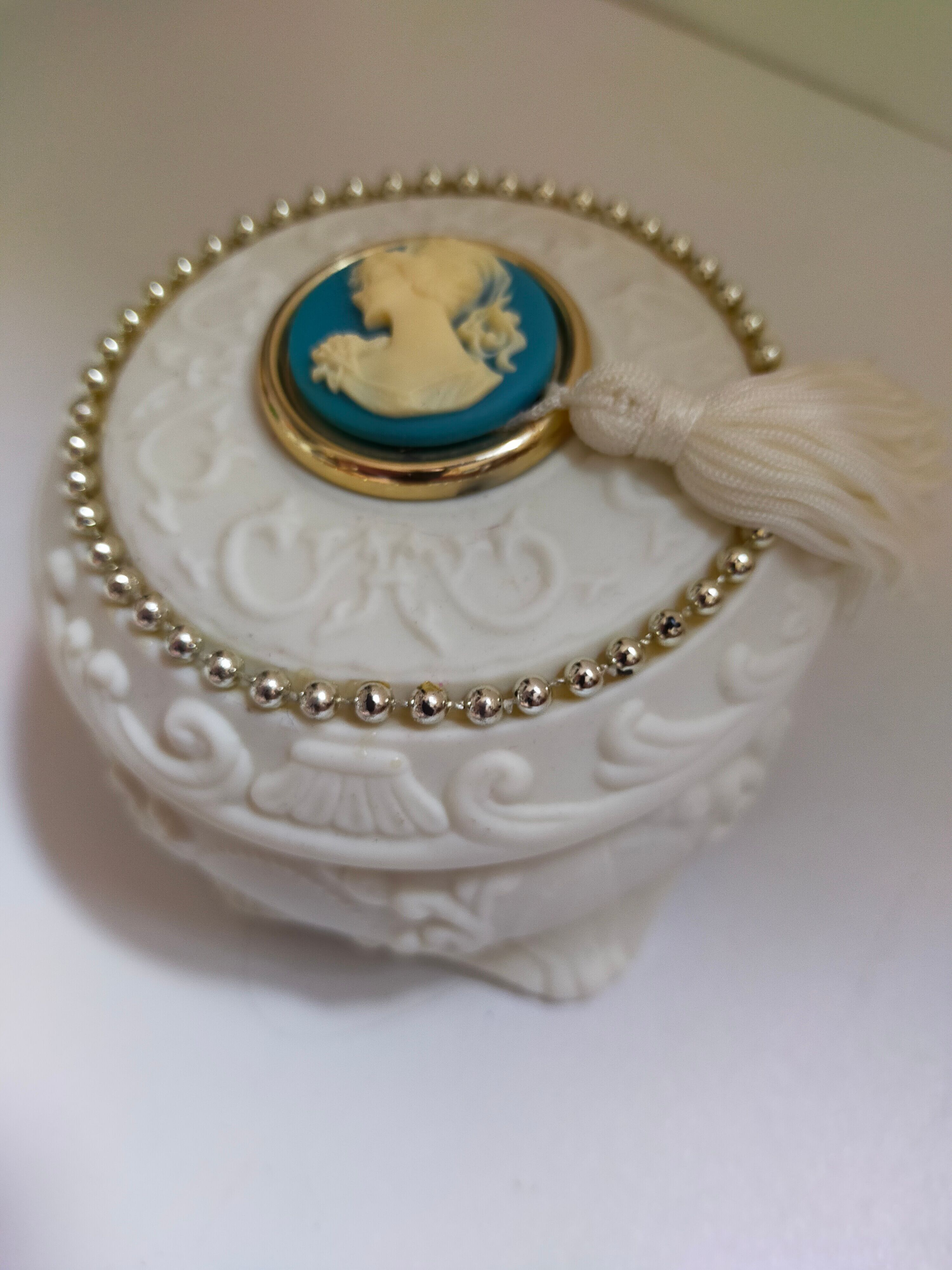 Boîte à bijoux en biscuit vintage