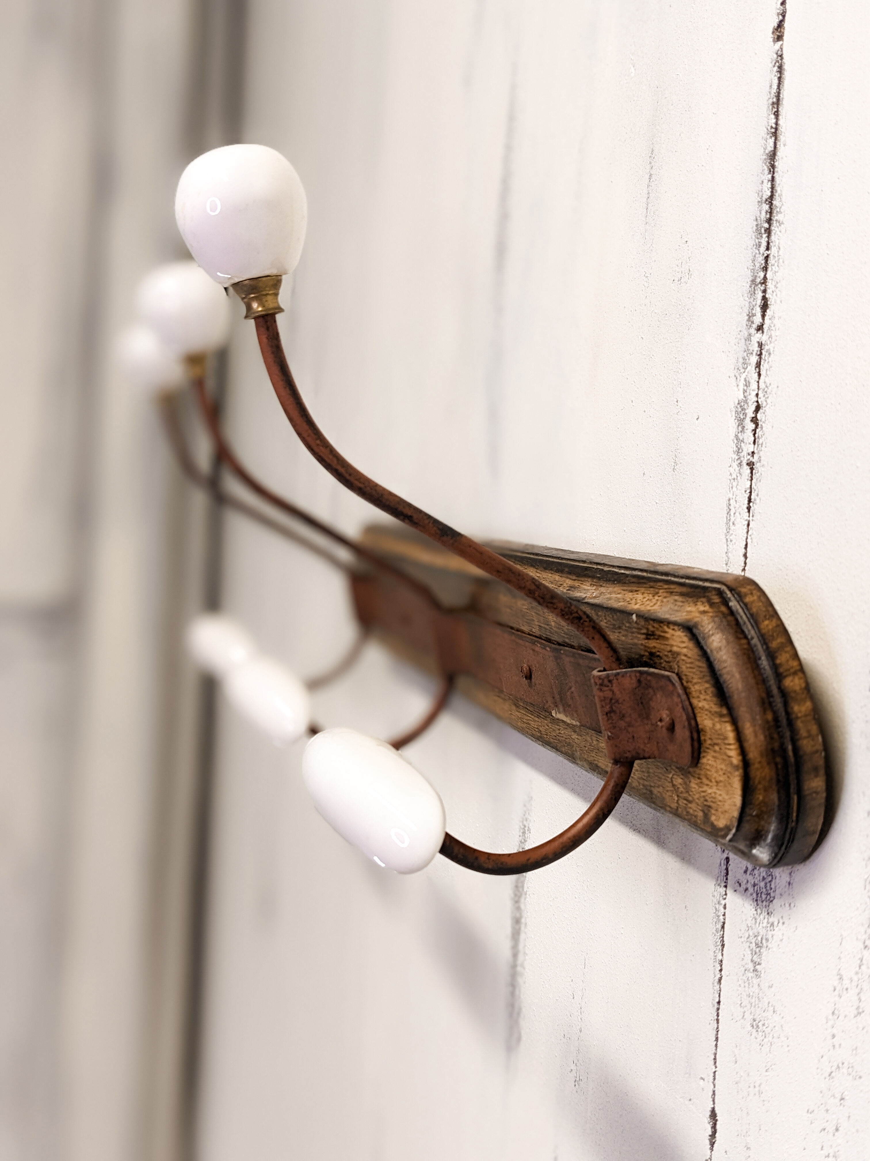 Coat rack in wood and porcelain