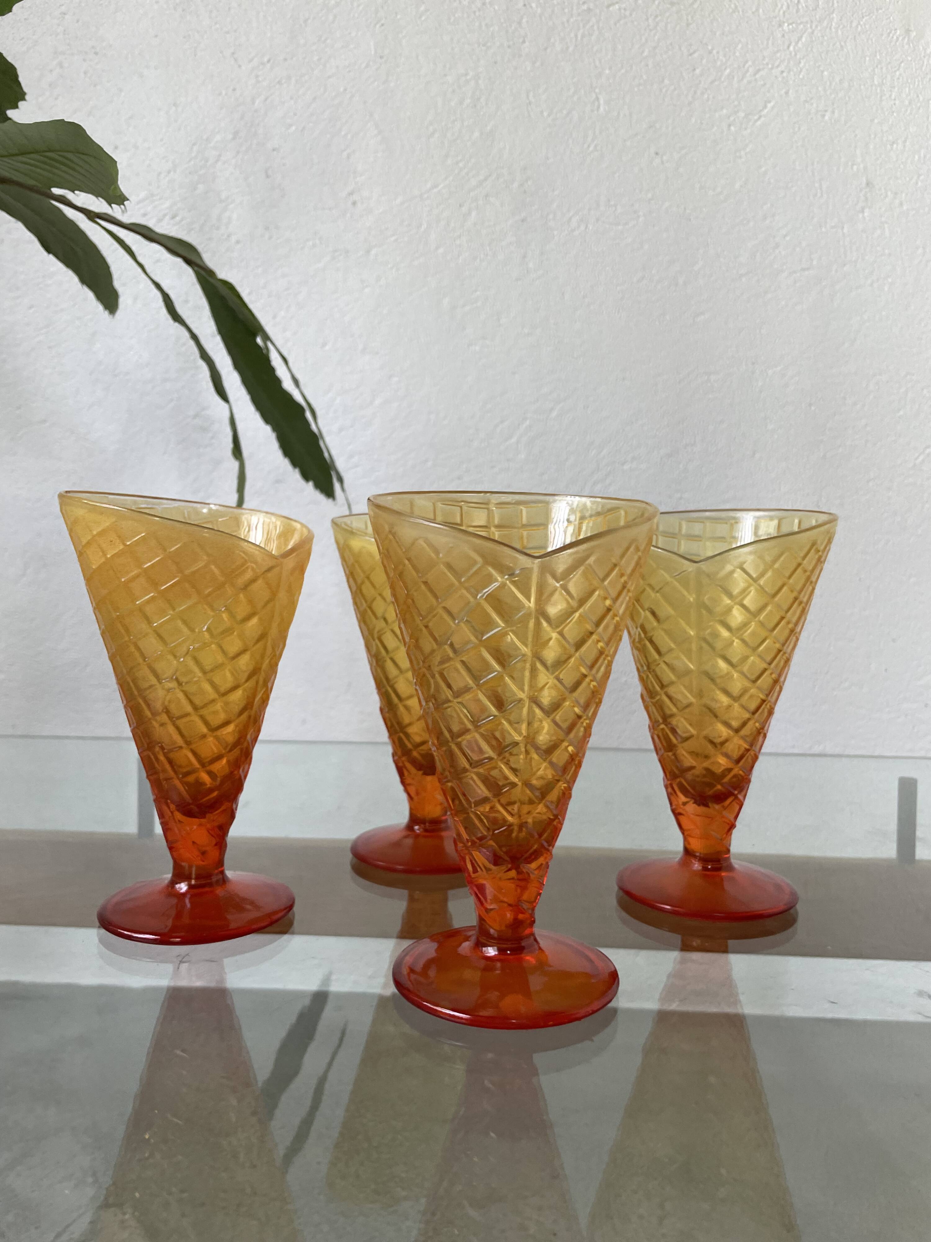 Coupe à glace en forme de cornet vintage