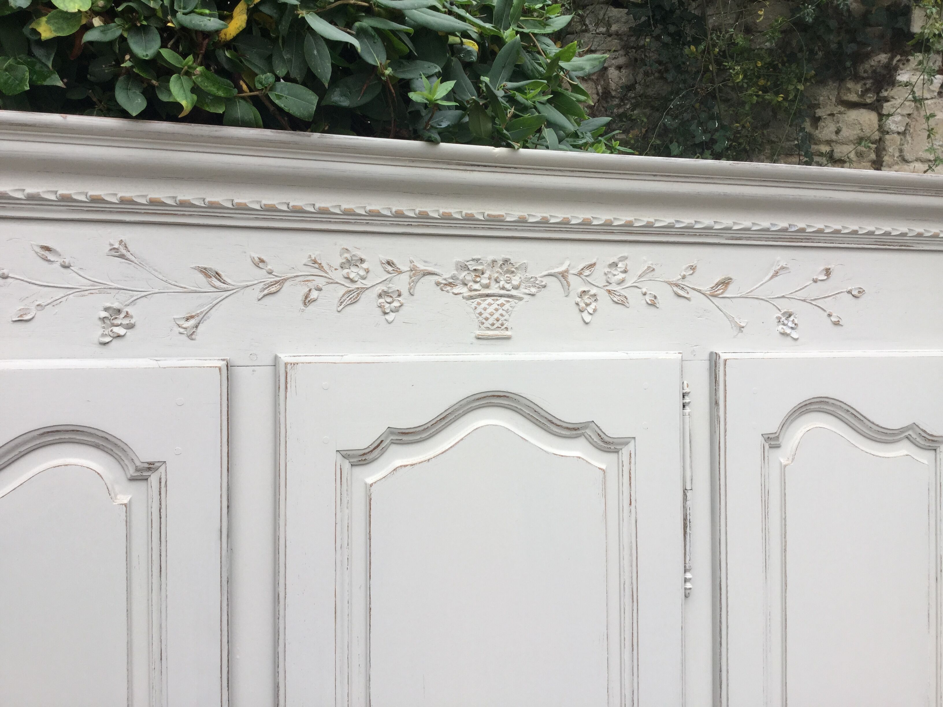 Closet doors with entourage