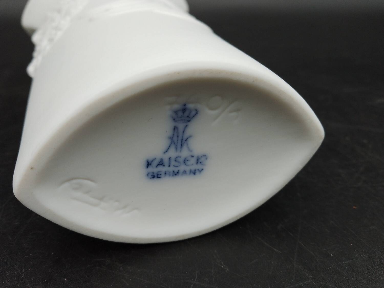 Small oval biscuit vase Porcelain Germany Signed M FREY AK Kaiser 740/1