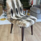 Chaise moumoute à motifs & pieds fuselés bois foncé