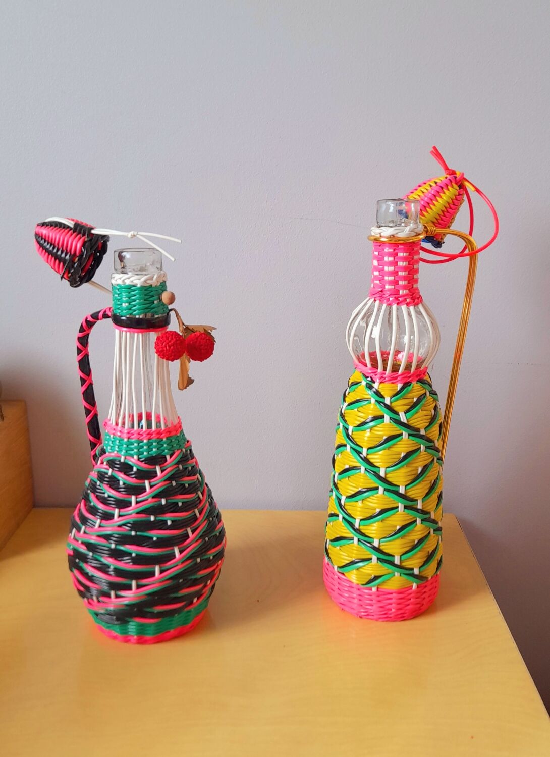 Set of 2 scoubidous bottles