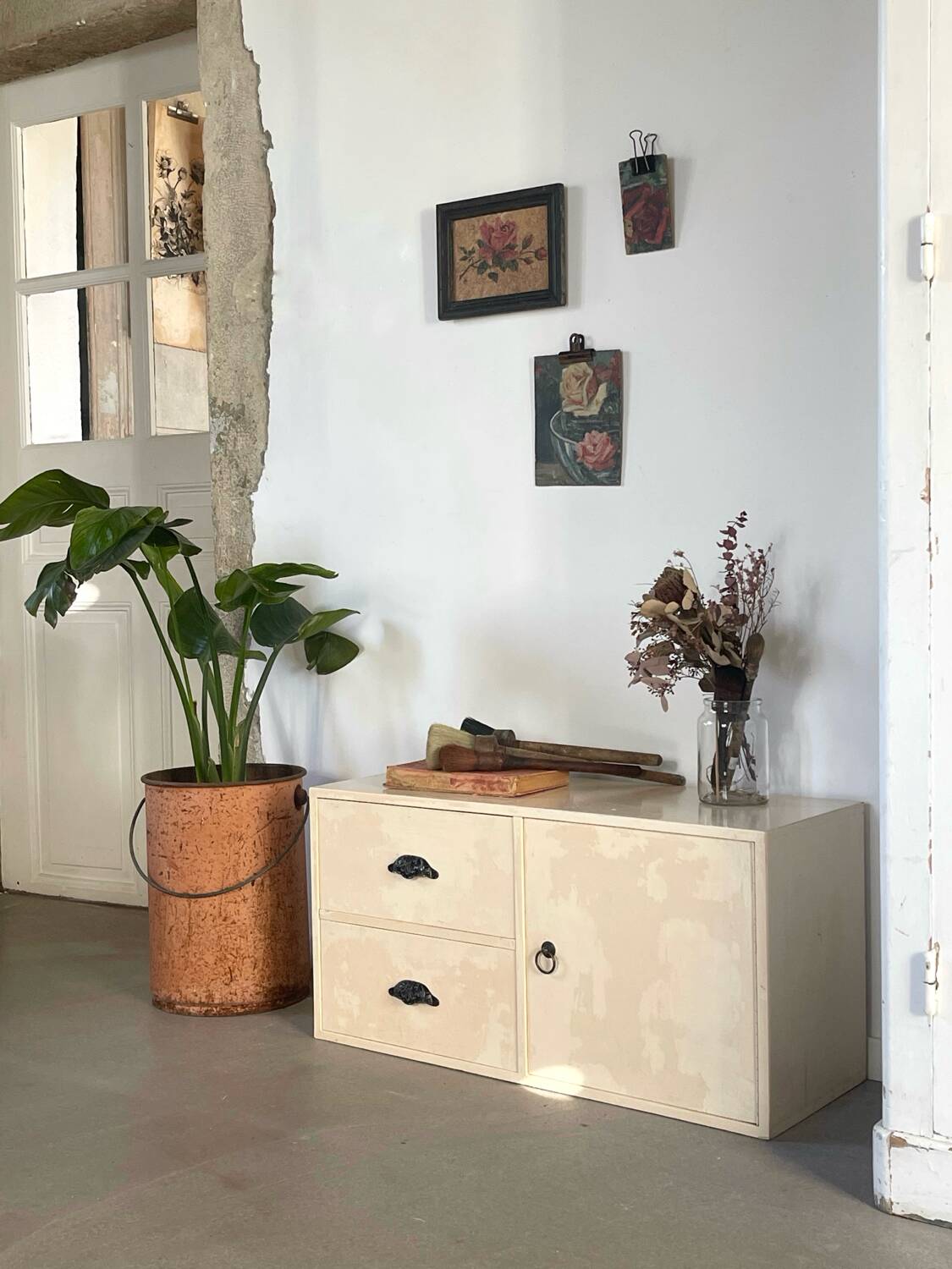 Beige workshop furniture