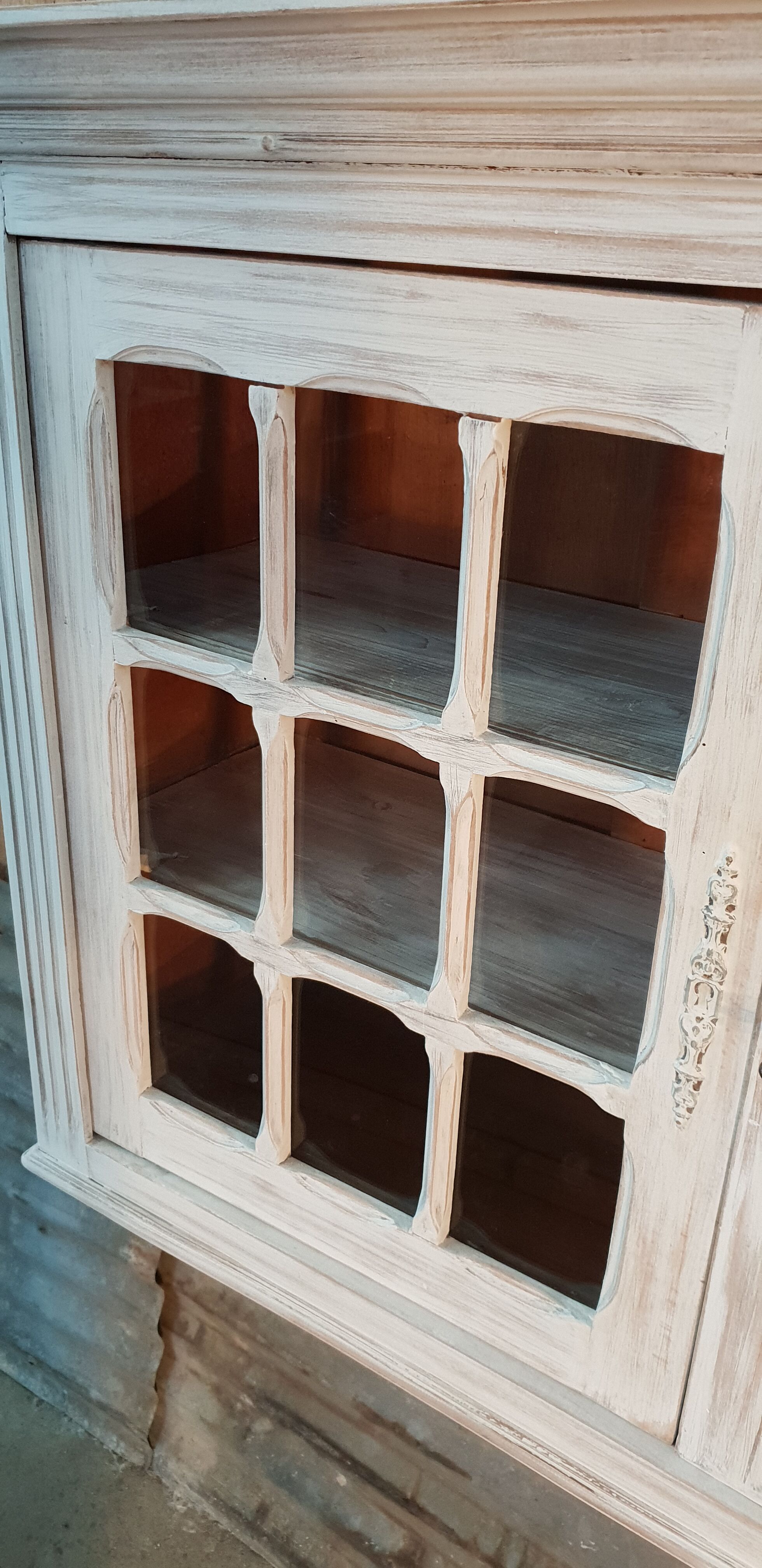 Showcase furniture to hang