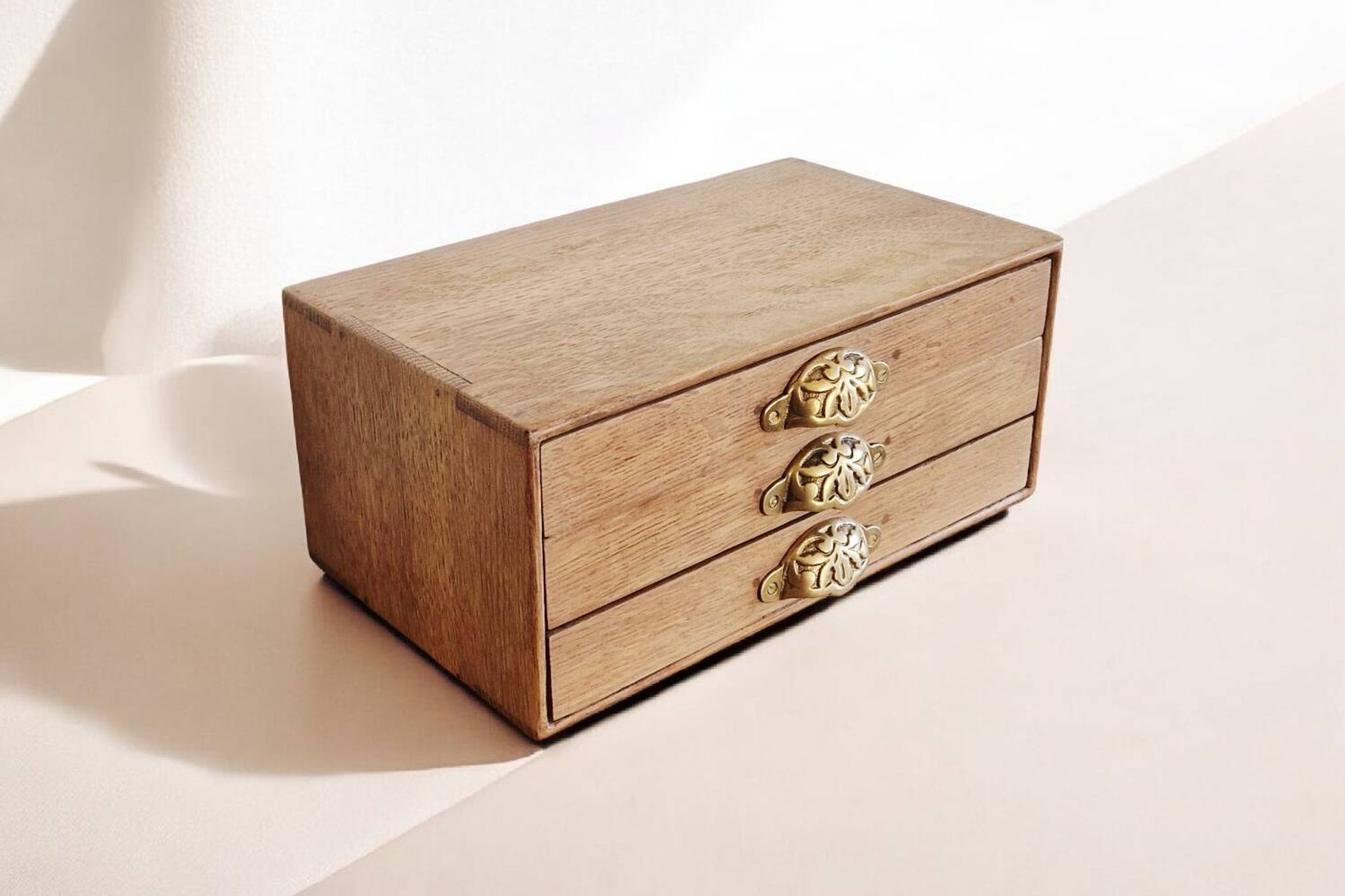 Small storage chest of drawers in oak and brass - 1900s period