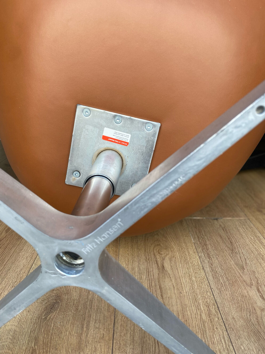 Swan armchair Arne Jacobsen edition Fritz Hansen brown leather