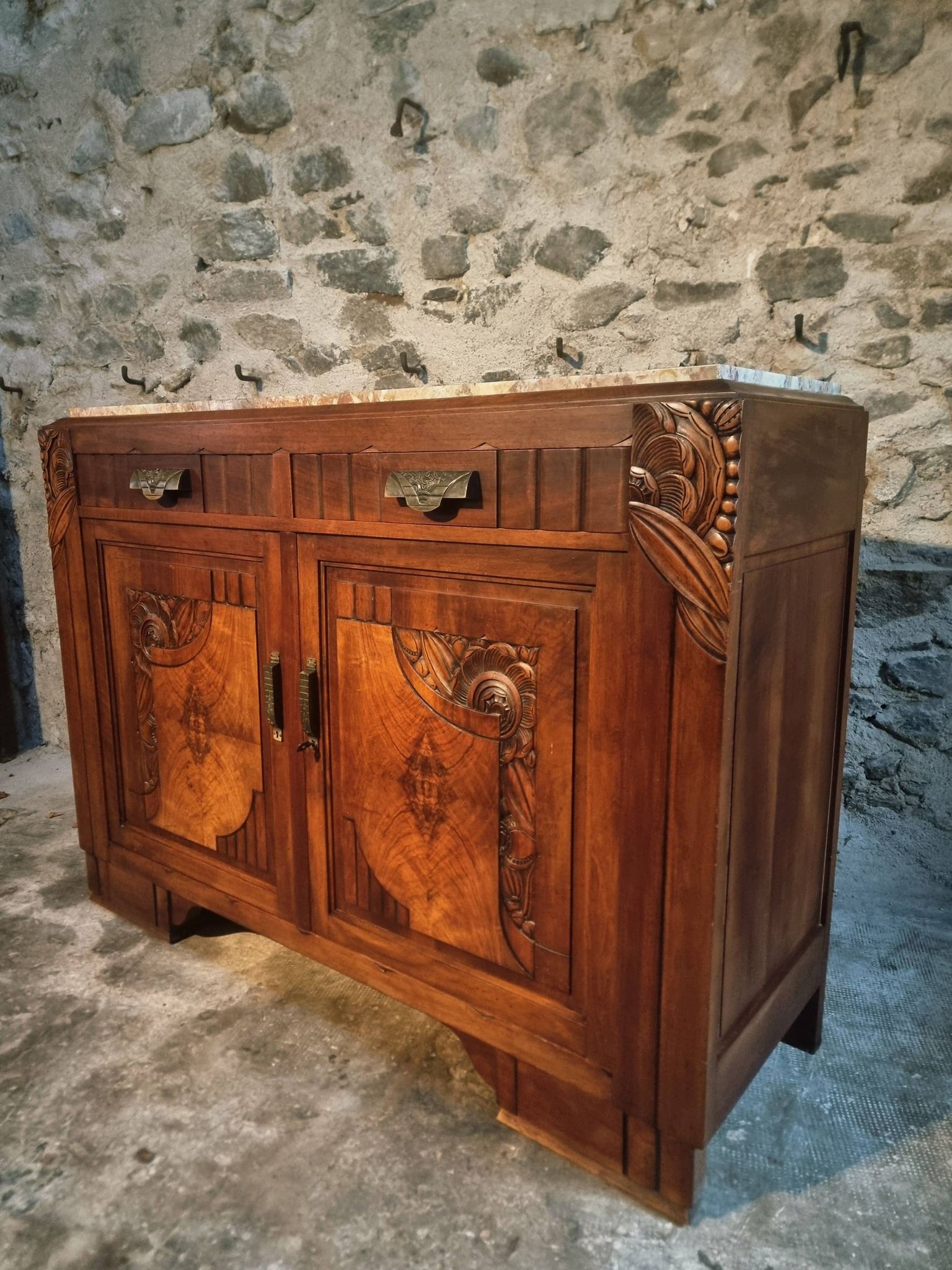 Buffet art déco français en noyer avec plateau en marbre (années 1930)
