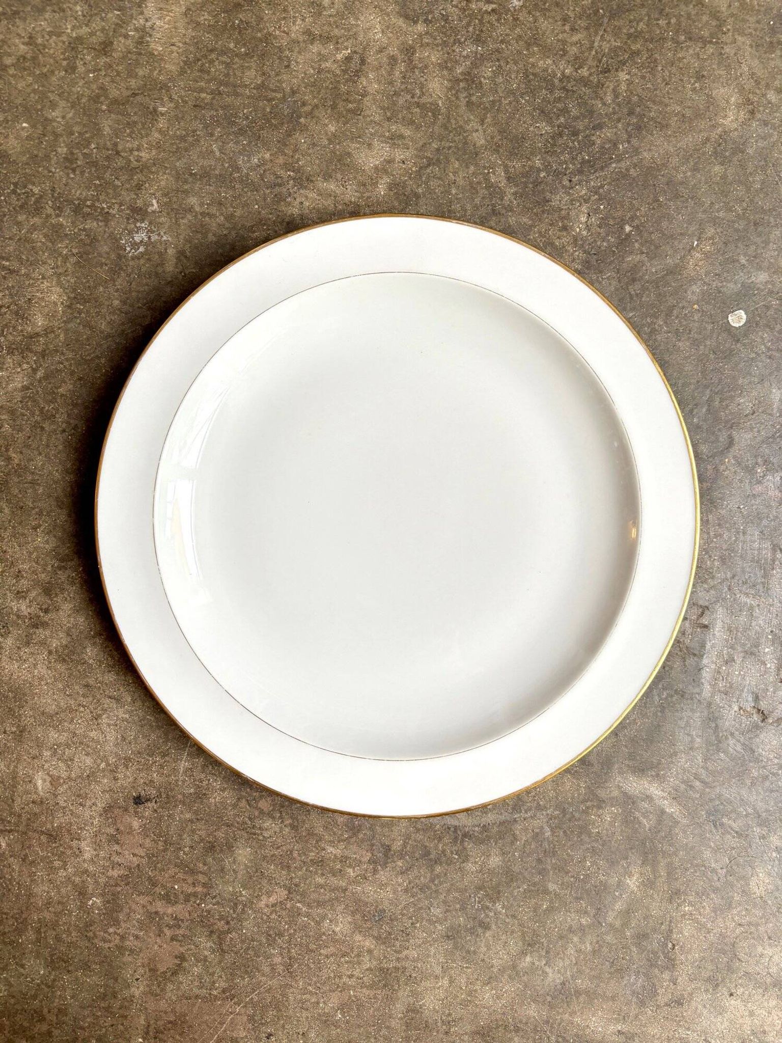 Plat rond A. Vignaud en porcelaine de Limoges blanche et dorée
