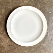 Plat rond A. Vignaud en porcelaine de Limoges blanche et dorée
