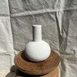 Handmade soliflore drop vase in terracotta painted white h:20 d:15