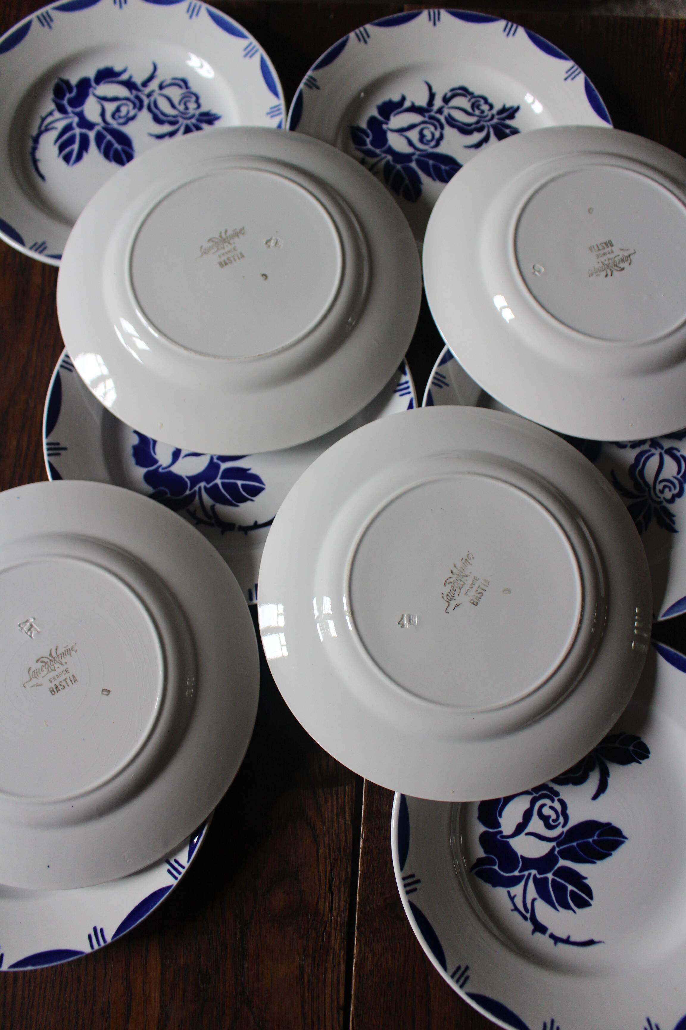 10 assiettes plates roses bleus Bastia Sarreguemines Art Déco