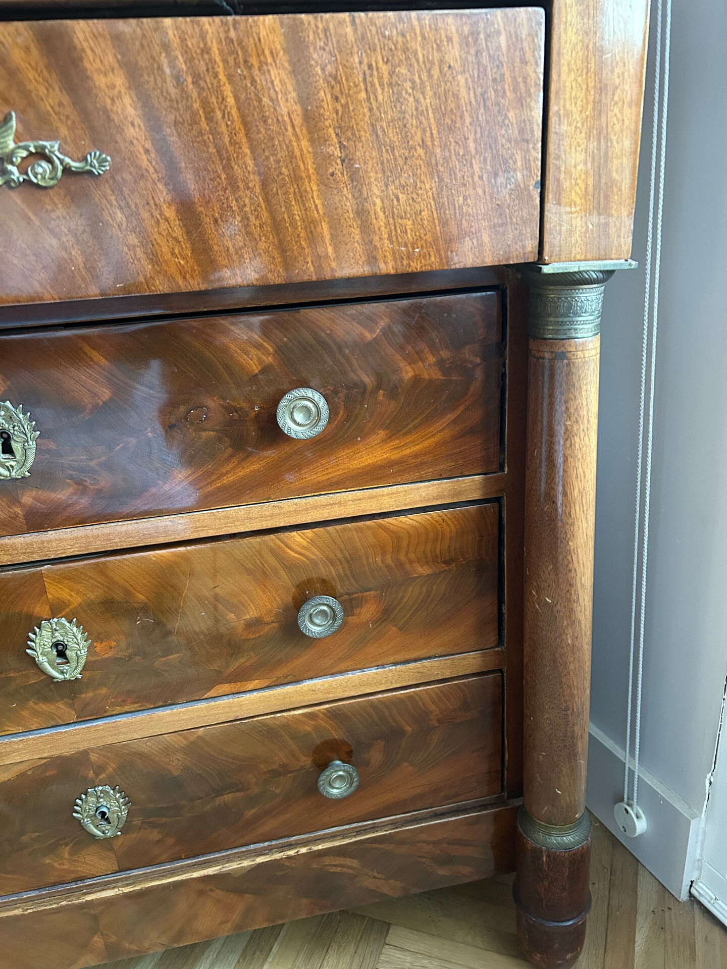Empire commode from the 19th century in flame mahogany – Original intact black marble
