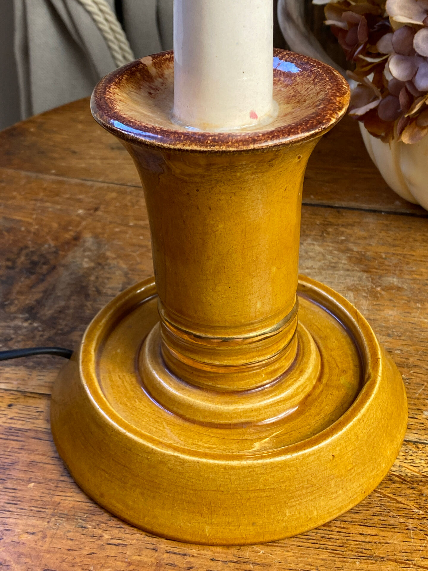 Candle holder-style lamp made entirely of ceramic.