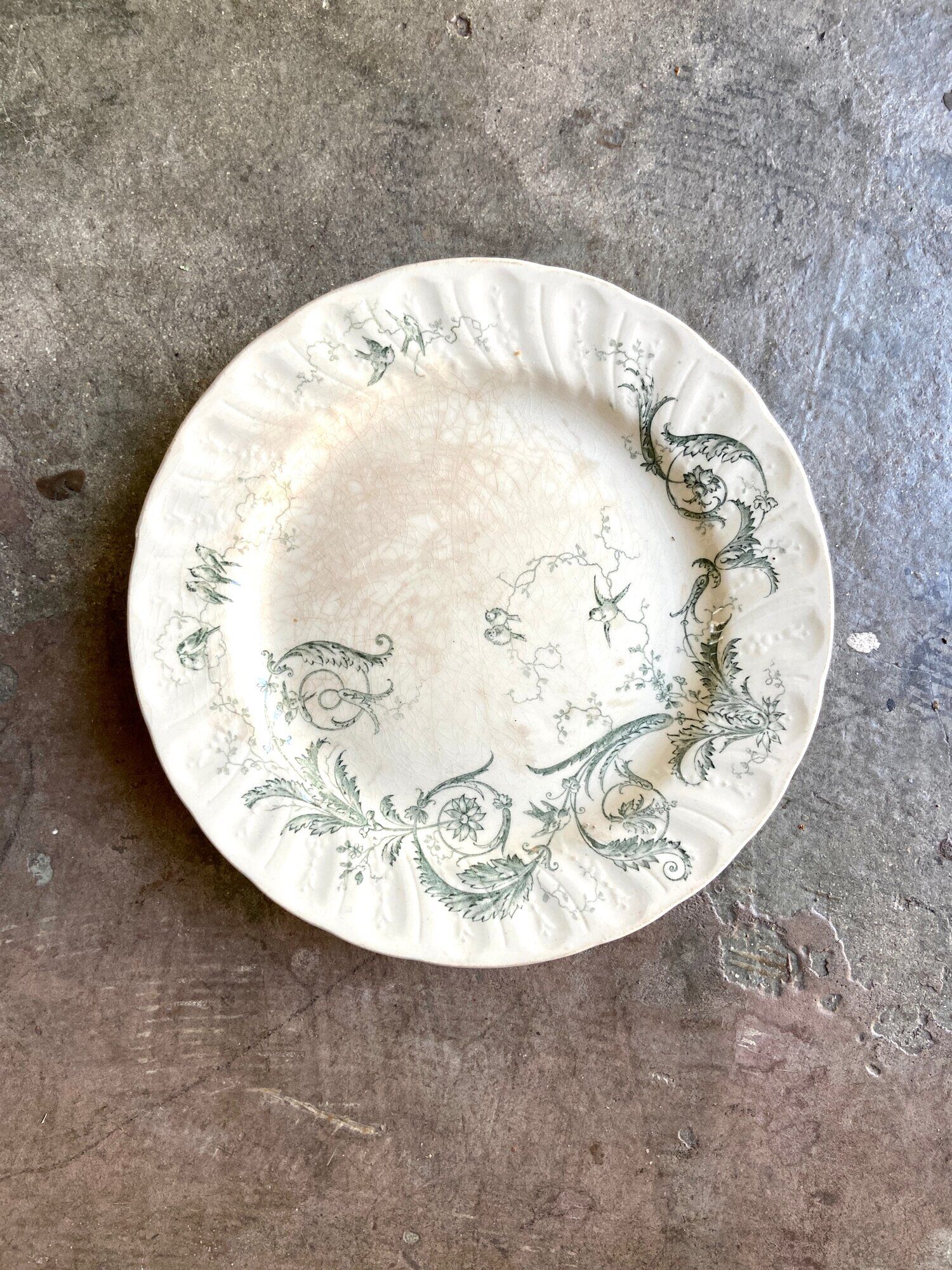 Assiette à gâteau Gien en terre de fer, service "Rinceaux"
